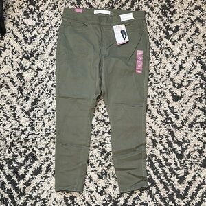 Levi's Women's Skinny Pants in Olive Green